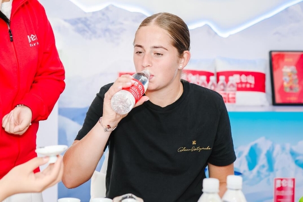 她年纪轻轻 她年纪轻轻